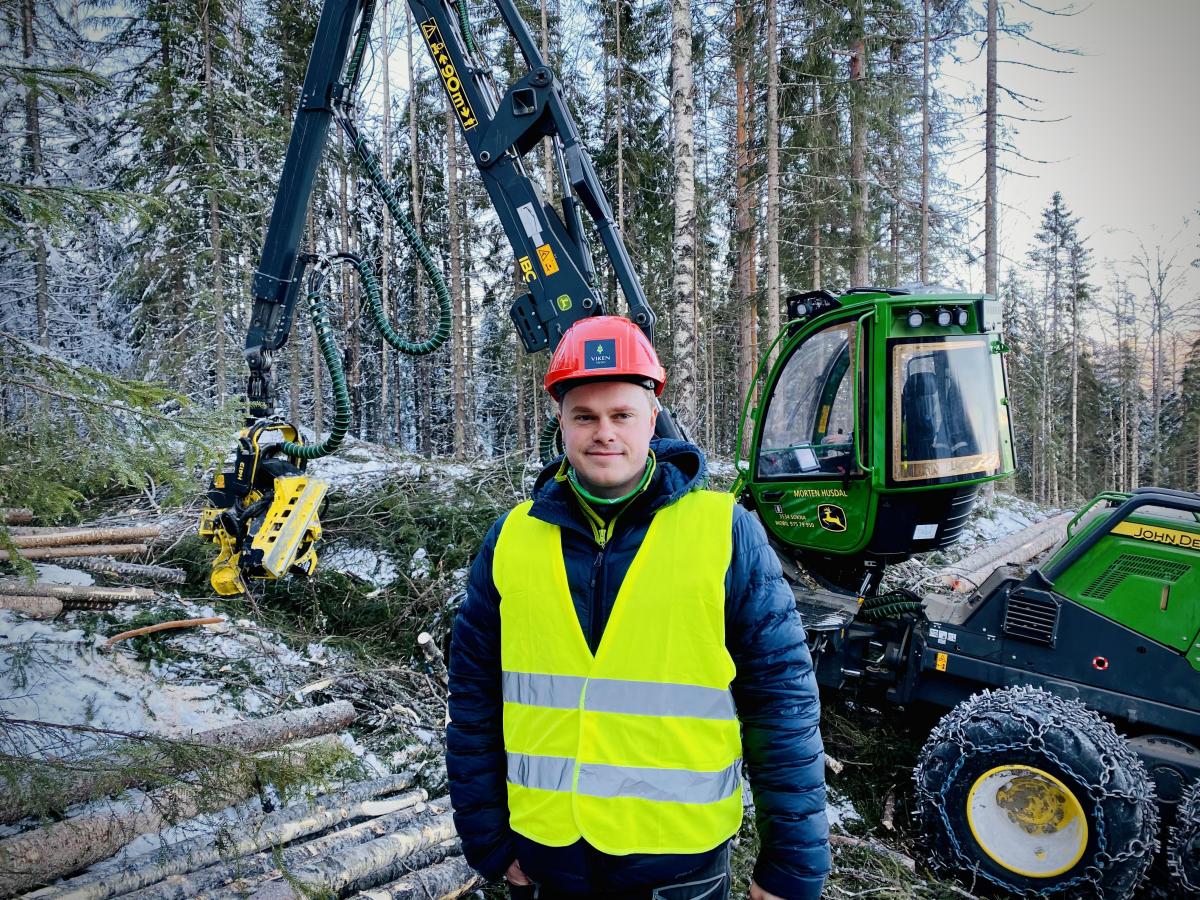Martin Tangen er skogbruksleder i Viken Skog. Han gir råd og utfører befaringer og miljøsjekk med skogeiere før eventuelle tiltak gjennomføres i skogen.