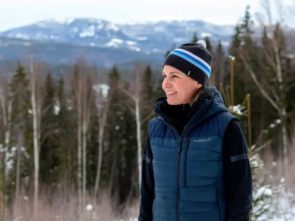 Når Ane Julie Narum Hjort forteller om skogbruk til kolleger, hender det de blir overrasket over at skogen skjøttes. – Folk vet dessverre altfor lite om skog og skogbruk, så det pleier jeg å gjøre noe med innimellom, smiler hun.