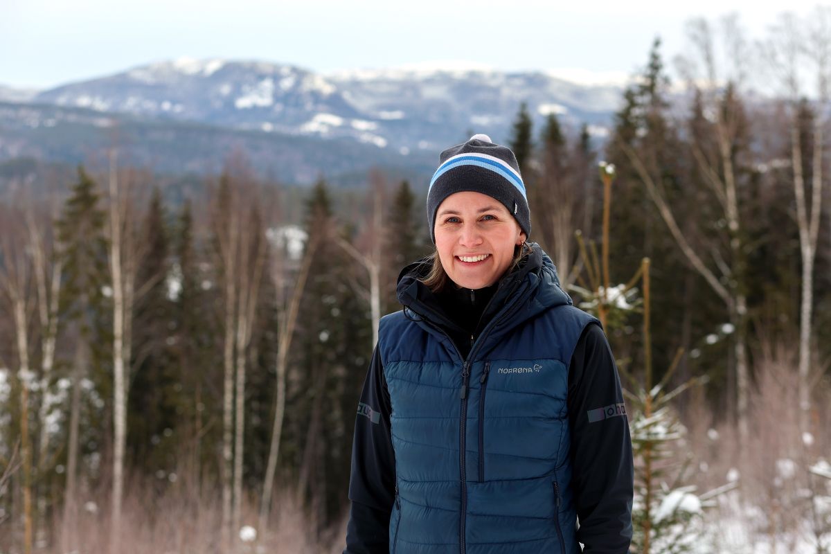 Skogeier Ane Julie Narum Hjort omgitt av skog og fjell ved Sokna