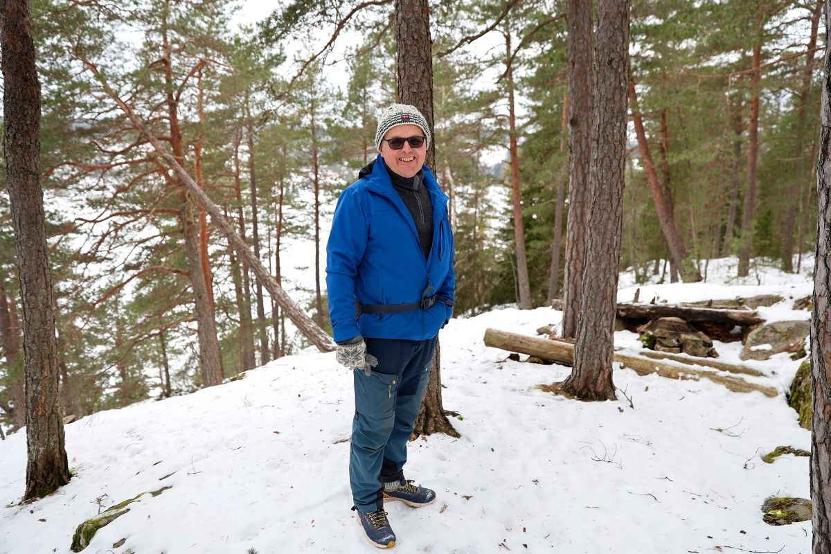 Skogeier Arnt Kvæstad ved bålplass i skogen på Vestnebba i Ås kommune