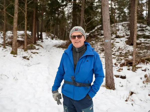 Skogeier Arnt Kvæstad lar seg ikke stoppe av noen få, men høylytte motstandere mot en planlagt tømmerdrift på Vestnebba ved Bunnefjorden. – Hogst er en del av skjøtselen av en viktig og fornybar ressurs, poengterer han.