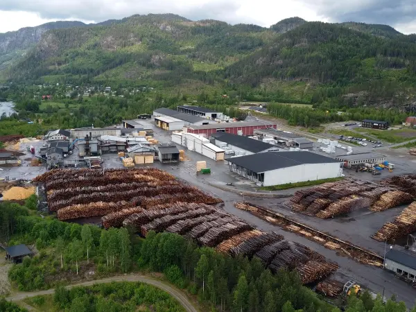 Etter åtte–ni uker med stopp i saglinja på Begna Bruk er sagbruket i drift igjen. Nytt tømmerinntak og hundrevis av meter med kabler er sentrale deler av den siste investeringen som nå er gjennomført.