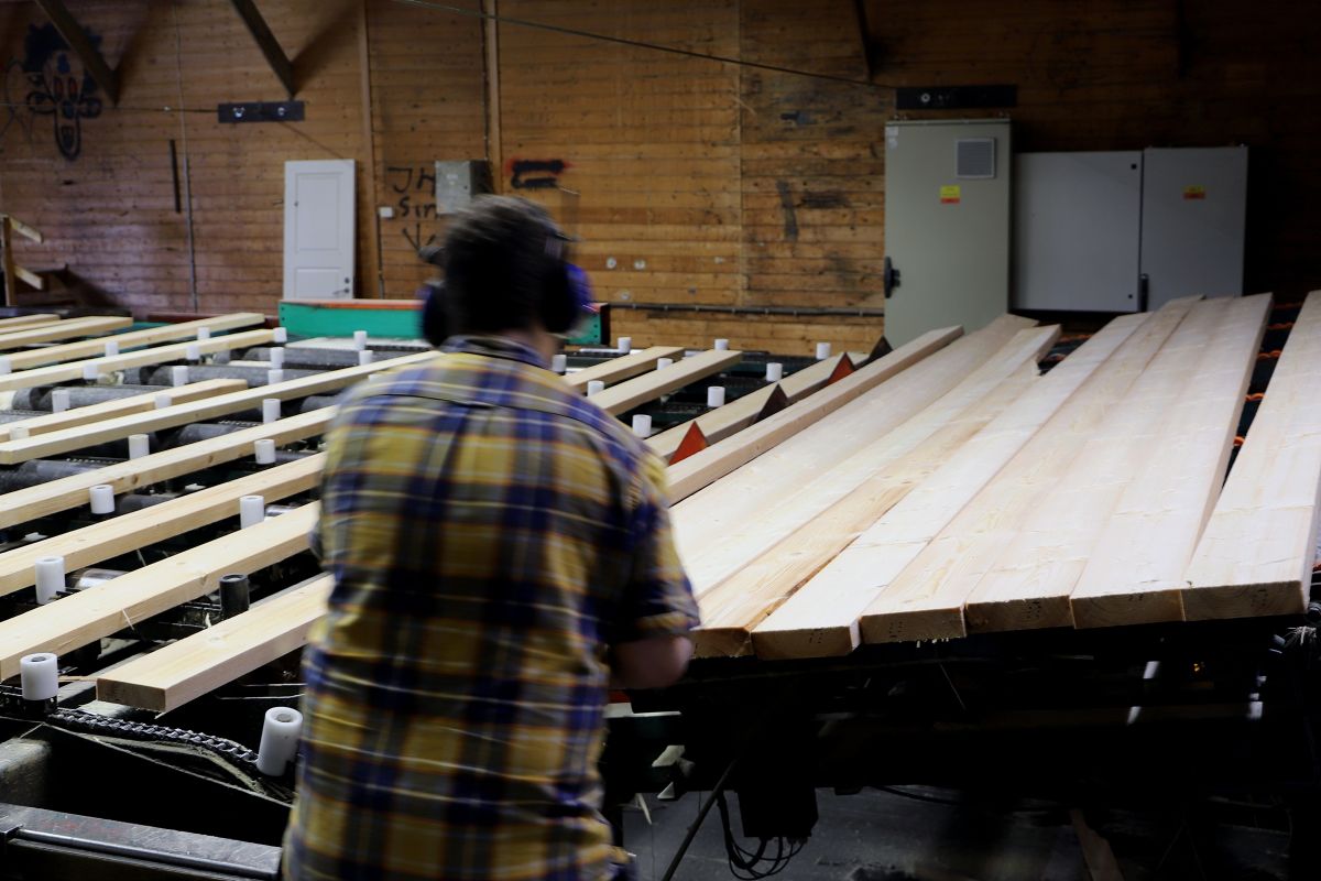 Operatør i arbeid på Begna Bruk, bjelkeproduksjon