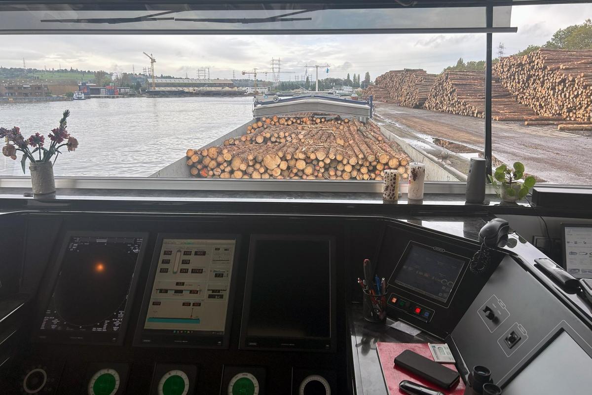 Kanalbåt med lektere med norsk tømmer