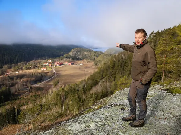 Da tippoldefaren drev Berby herregård, var det mange ansatte som hjalp til i skogen og på gården. I dag gjør Jens Golden mye selv, men det meste av skogsdriften setter han bort.
