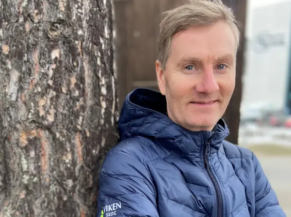 Bjørn har 20 års erfaring som journalist og tre og et halvt års erfaring som kommunikasjonsrådgiver. – Jeg følte at jobben var veldig riktig for meg. Jeg er opptatt av tre som ressurs og det grønne skiftet, sier Pettersen, som også røper at han gleder seg til å få prøve å sitte bak spakene i en hogstmaskin.