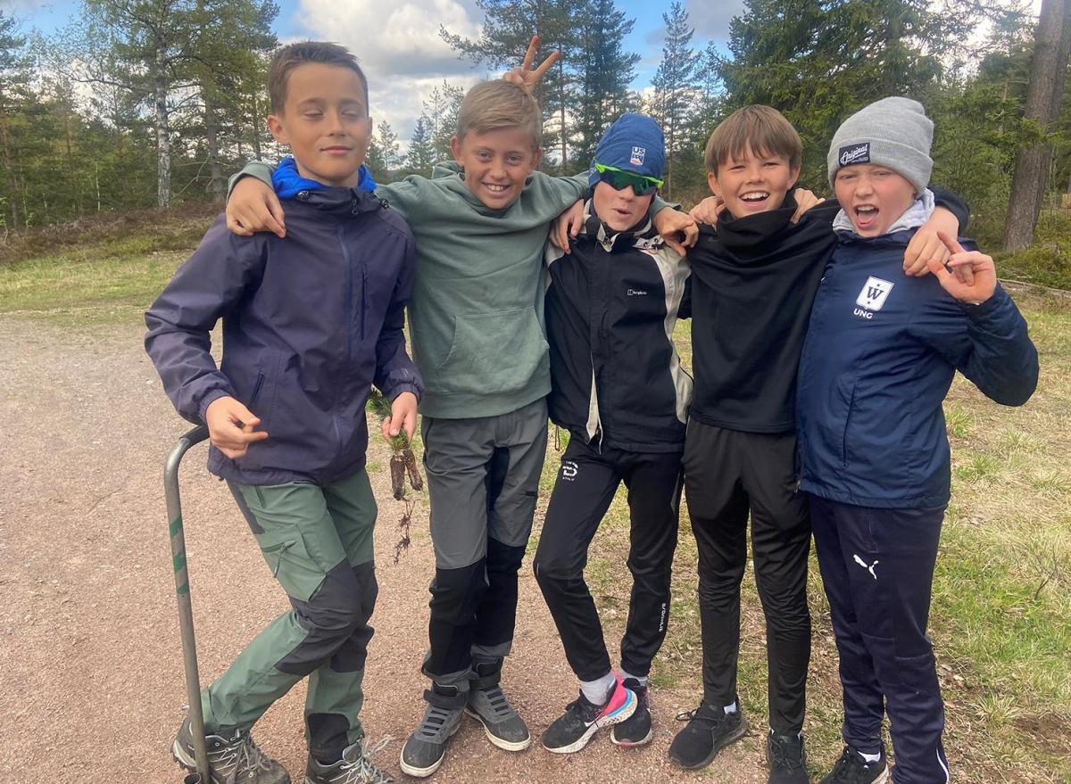 Disse fem elevene ved Hallermoen skole i Drammen var blant de mer enn 600 femteklassingene som deltok på skogplantedagen torsdag 20. mai.