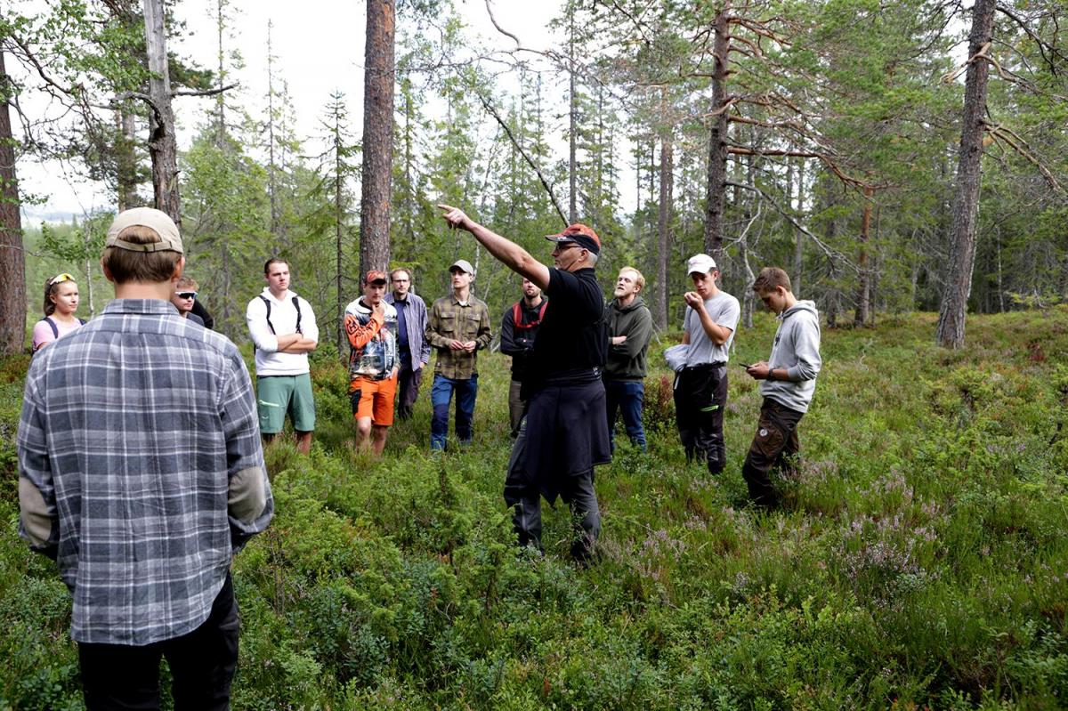 Studenter i skogen hos Elling Tryterud