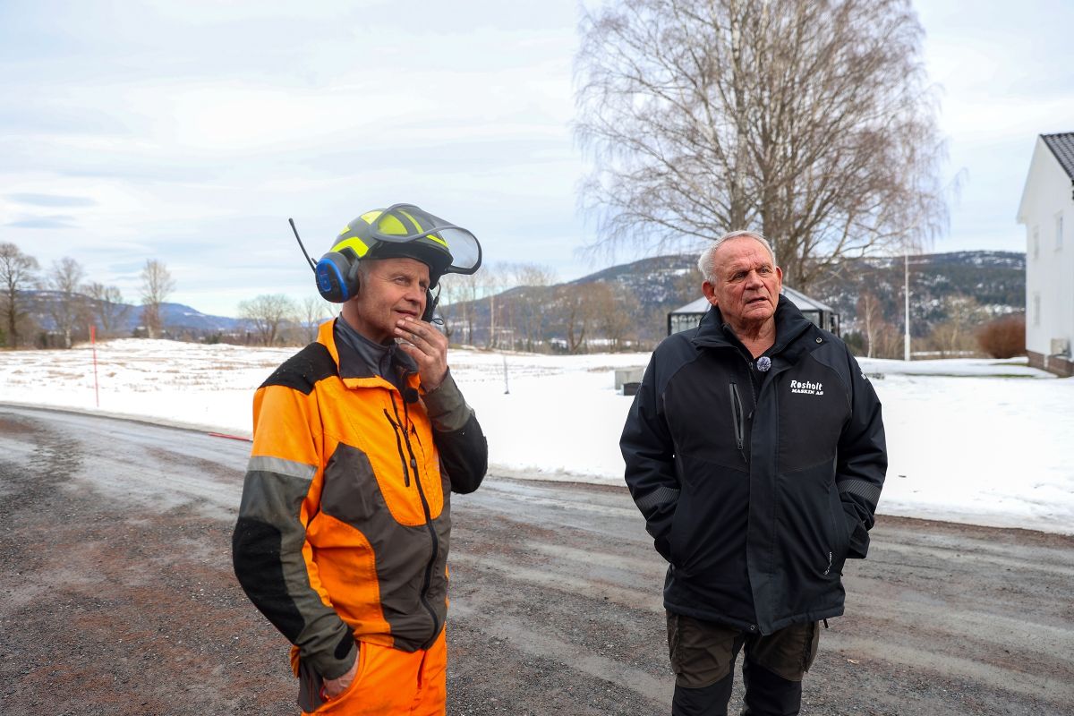 Henning Røsholt med hjelm og verneutstyr og Nils Røsholt ved gården Røsholt Jordet i Larvik kommune