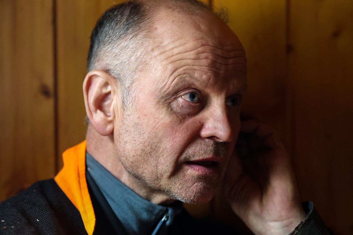 Henning Røsholt i brakka i skogen ved Steinsholt