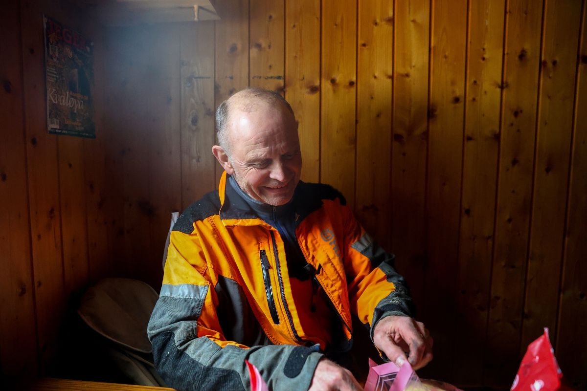 Henning Røsholt i brakka i skogen ved Steinsholt