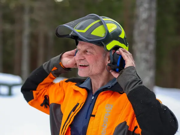 Henning Røsholt har fulltidsjobb i Nordsjøen og nesten fulltidsjobb i skogen.