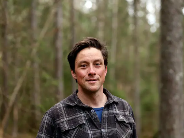 Anders Brun Hennum (36) er ny skogeierlagsleder i Lier. Arbeidet som tillitsvalgt tar han mellom stell av melkekyr, stell av småbarn, stell av egen skog og jobben som utviklingssjef for landslagene i skiskyting. 