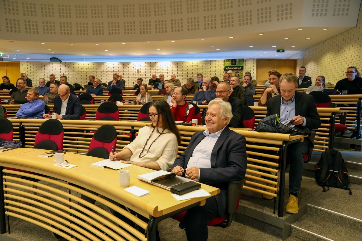 Olav Breivik og Theodora Tangen Fretheim i konferansesalen på Thorbjørnrud hotell, Jevnaker