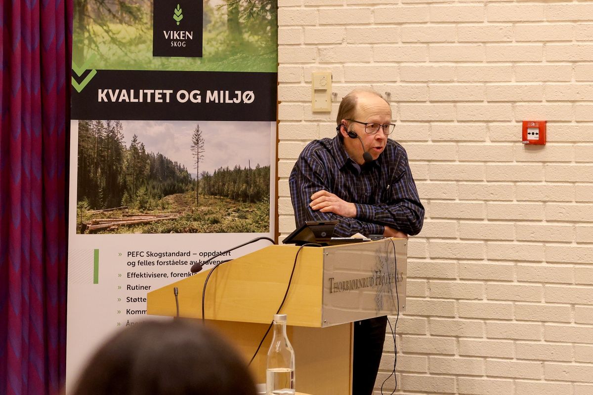 Per Lyder Frøvoll i konferansesalen på Thorbjørnrud hotell, Jevnaker