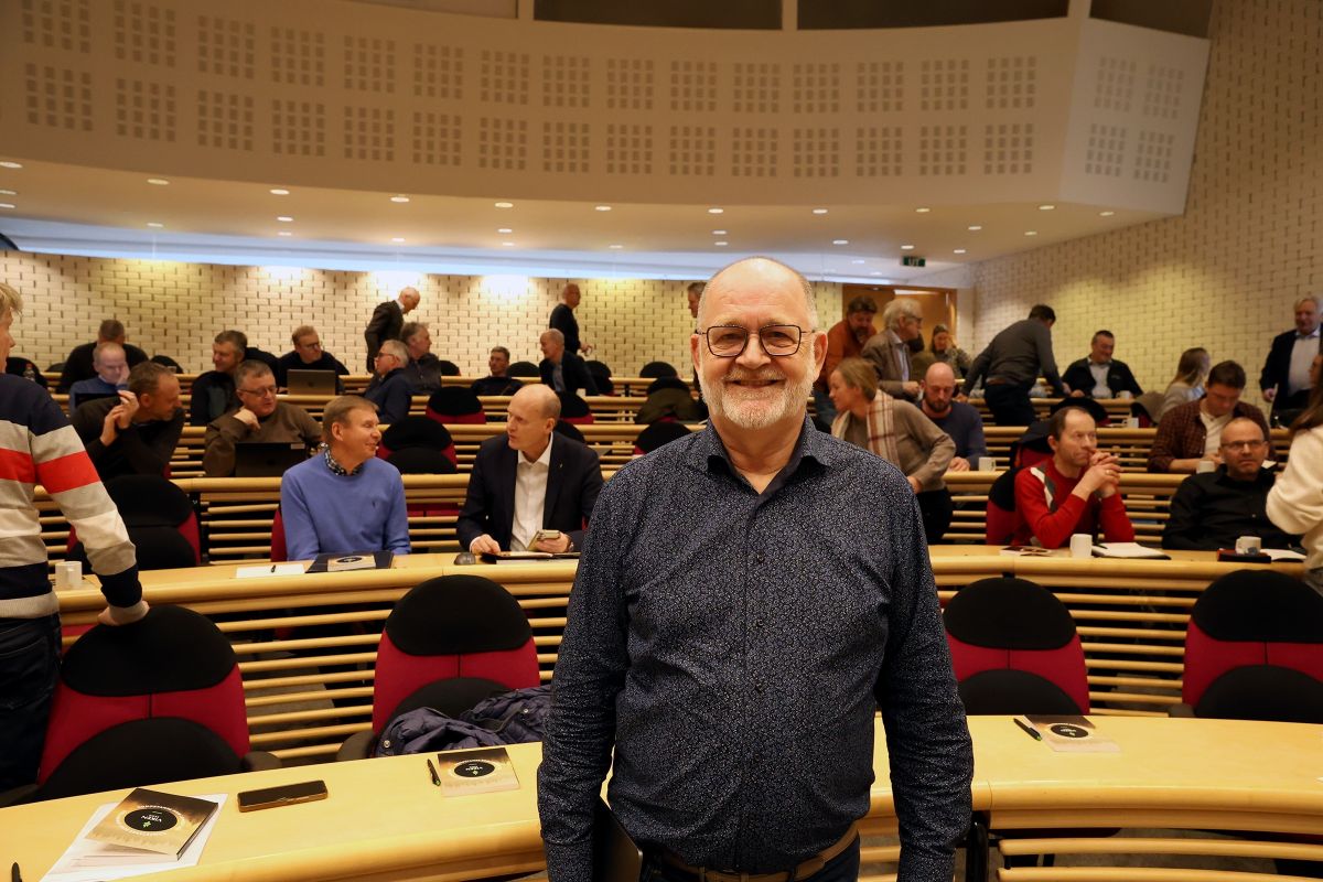 Sjur Baardsen i konferansesal på Thorbjørnrud hotell