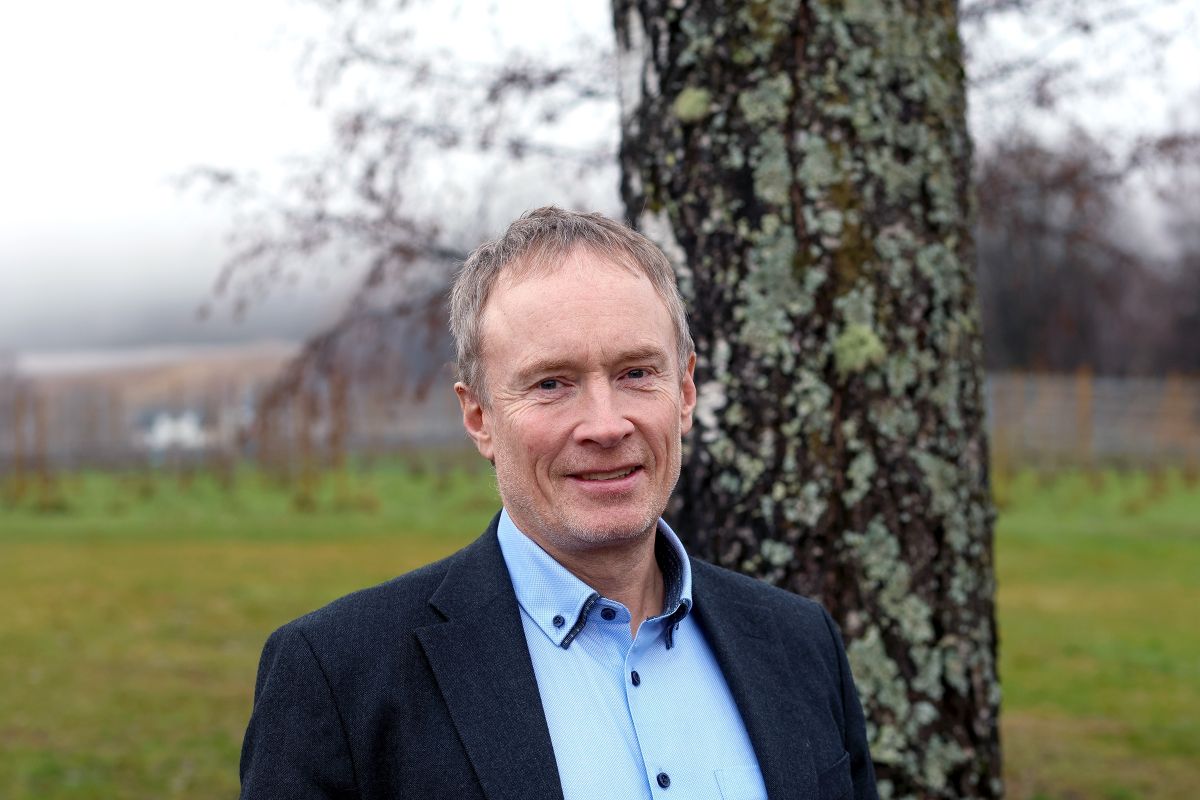 Bjørn Håvard Evjen fotografert foran bjørk på Jevnaker.