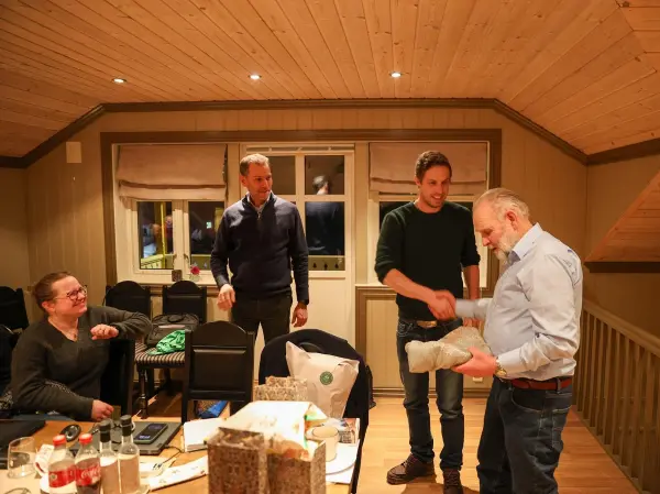 Det ble et langt og interessant årsmøte i Hurum og Røyken skogeierlag tirsdag 11. februar. Der gikk Hans T. Gjersøyen av som skogeierlagsleder, og 74-åringen ble takket av med gavedryss, gratulasjoner og applaus for jobben han har gjort i åtte år.