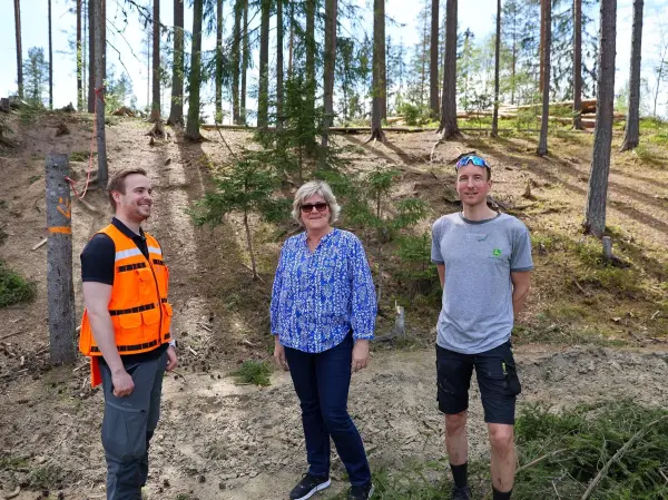 Bratte raviner ved Bergerbakken skole på Jevnaker gjorde at Sondre Fageraas måtte kjøre hogstmaskinen rett ved skolegården. Det vakte oppsikt blant elevene.