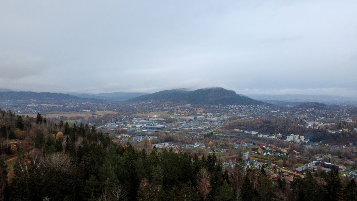 Dronefoto fra Tanumskogen mot Kolsåstoppen