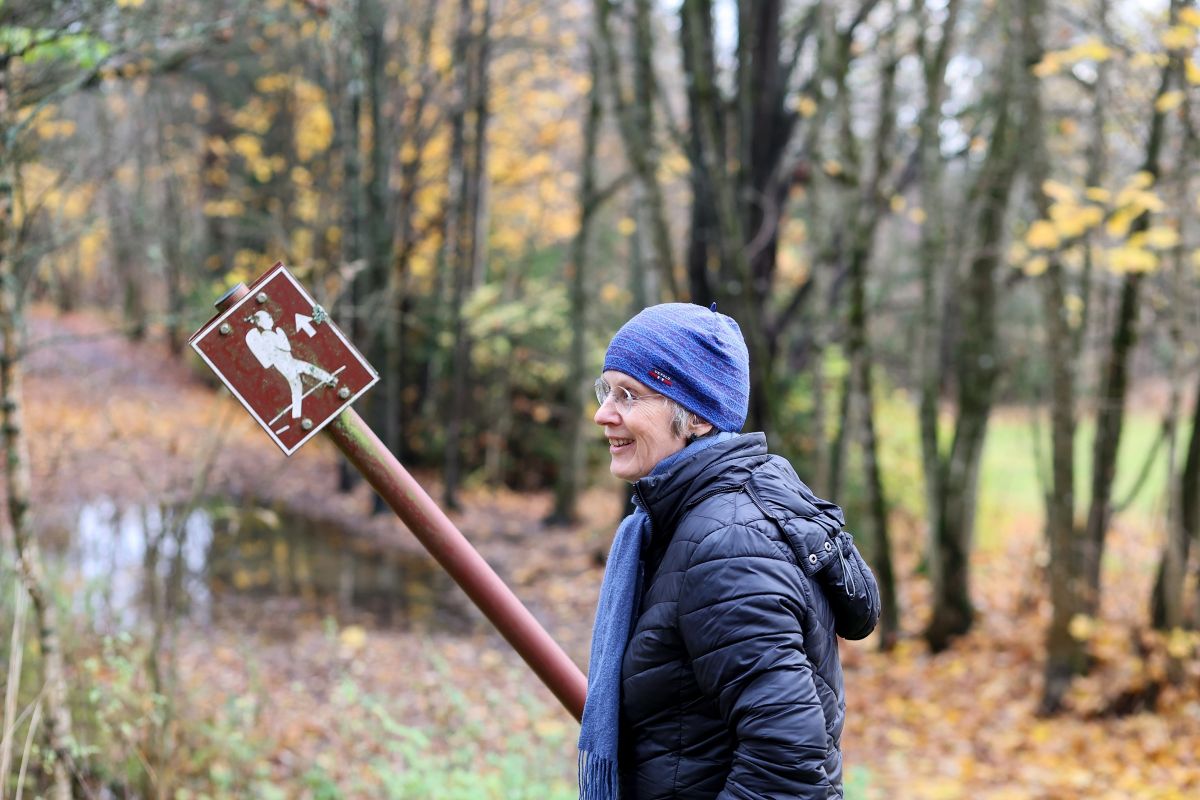 Kari Margrethe Friis rett ved der driftsveien ved Tanum kirke starter