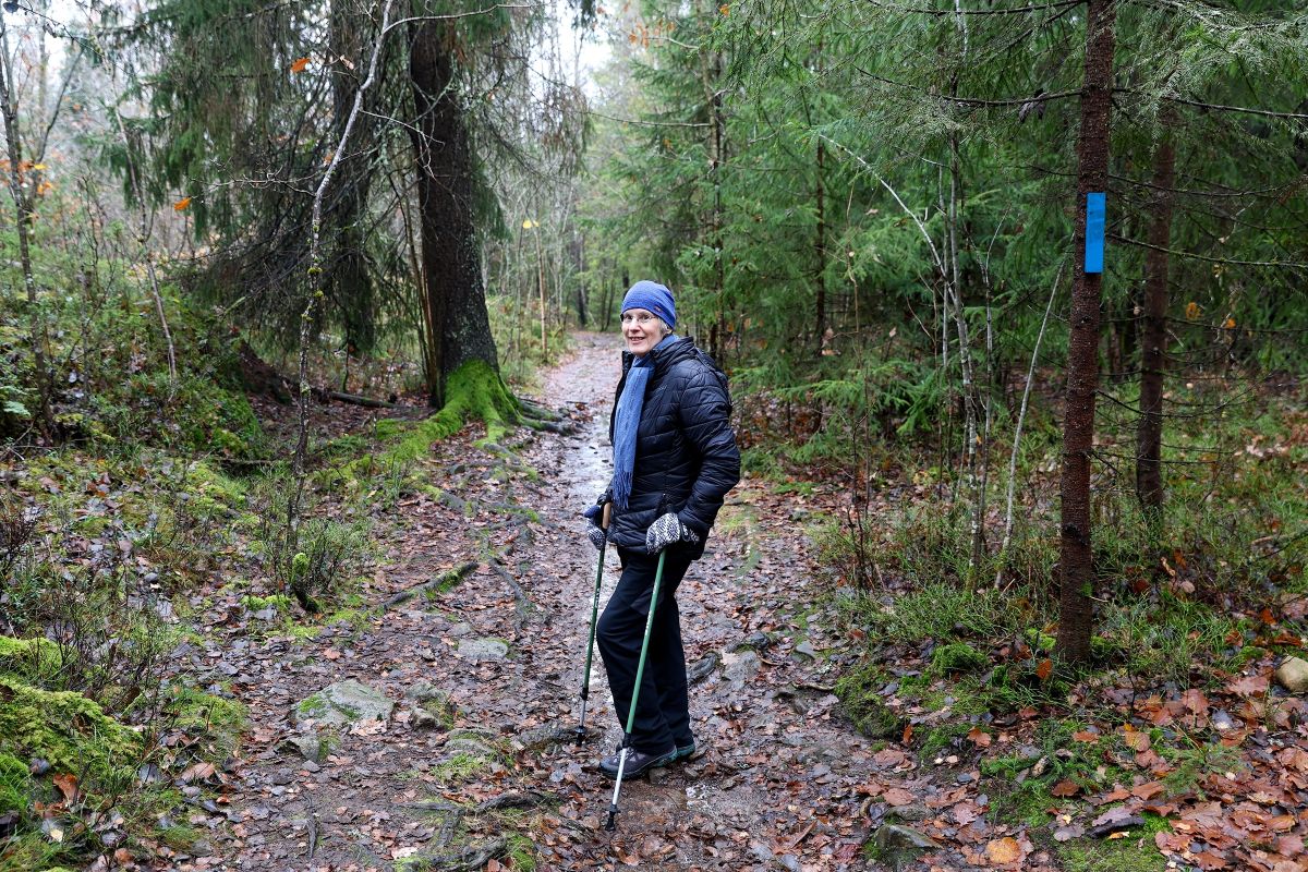 Kari Margrethe Friis i en av driftsveiene i skogen
