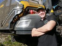 Grunn til brede smil i skogen