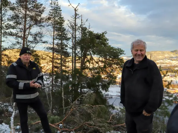 Harald Evju (65) og Jan Westby (78) har til sammen jobbet mer enn 100 år i skogen. Mange av disse årene har de jobbet sammen – alltid med en vennskapelig ordstrid om hvilket sted som er best: Lardal eller Sandsvær.