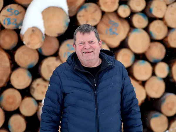 Selv om tømmerprisene er redusert noe siden pristoppen i fjor sommer, får du fortsatt godt betalt for tømmeret ditt. Sagtømmer gran holder et høyt nivå.