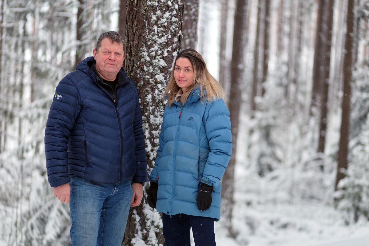 Lars Kristen Haug og Heidi Bålerud i skog, snølandskap
