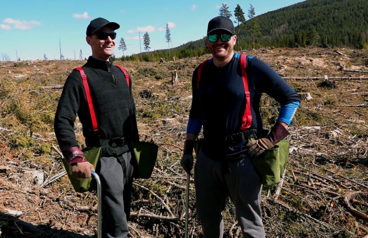 Jonas Roterud og Leiv Inge Kjemperud koser seg ute i sola med plantingen.