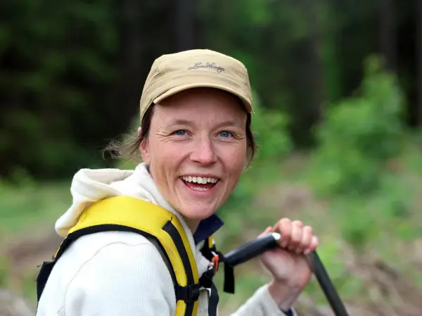 Trebarnsmoren Marie Ødegården (32) fra Andebu fikk permisjon fra kontorjobben og dro til skogs for å plante trær og rydde ungskog. – Jeg stortrives, og har fått mer enn nok oppdrag til langt utpå høsten, forteller hun.