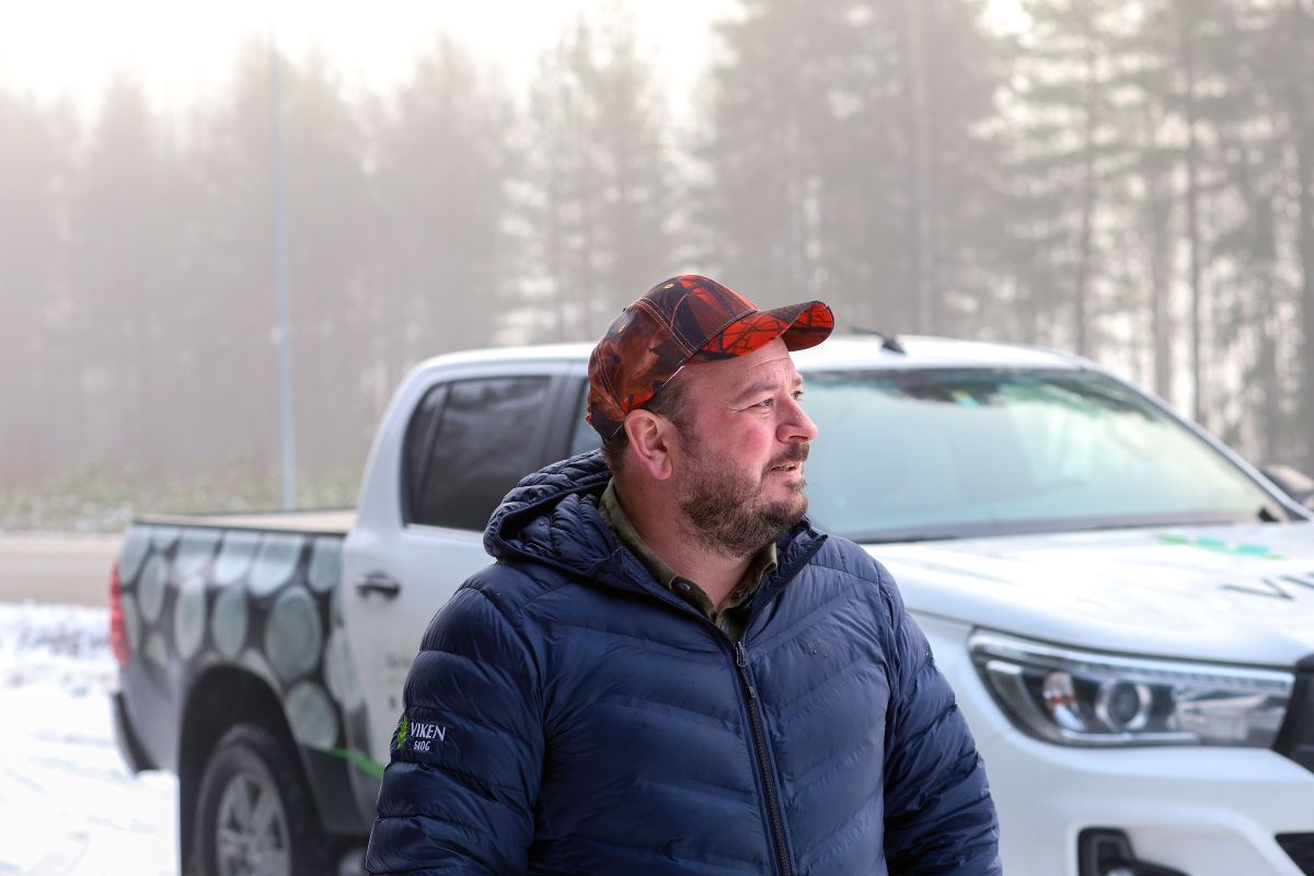 Ole Mathias Fjeldskogen foran Toyota Hilux, pickup arbeidsbil, skog