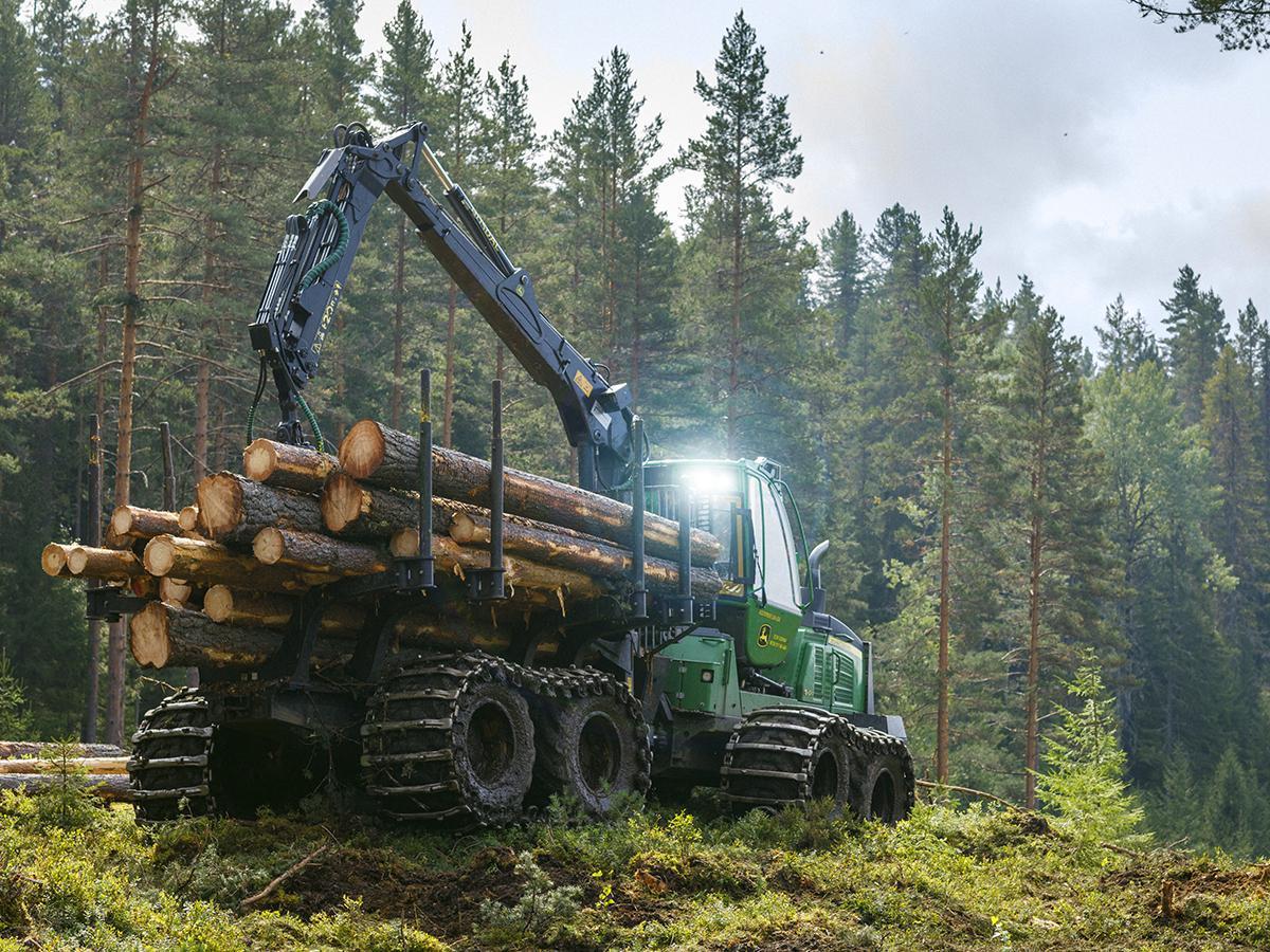 Lassbærer med tømmerstokker