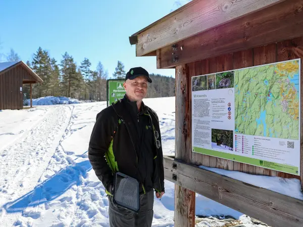 Viken Skog skal gjennomføre en hogst for en skogeier i Rælingen kommune, ved Nordbysjøen i Østmarka. – Det vil bli kjørt ut tømmer langs Myrdammen, som er et populært utfartssted hele året. Vi tar hensyn til det, og vi vil derfor skilte godt, opplyser skogbruksleder Roar Aspelund.