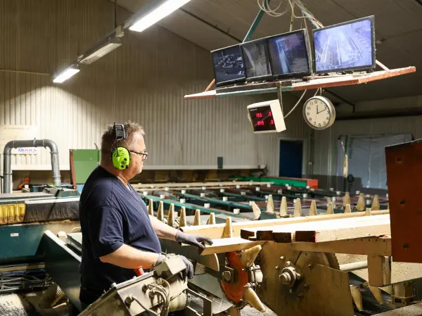 Mens tømmerprisene har gått kraftig opp i løpet av de to siste årene, har aktiviteten i byggevaremarkedet falt og prisene på trelast gått ned. Selgerne hos RingAlm og Begna Bruk jobber på spreng for å eksportere mer trelast enn tidligere for å holde driften i gang.