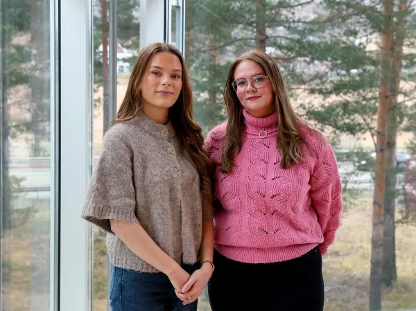 Studentene Rosa Fjeld Gythfeldt fra Hønefoss og Taran Folkvord fra Sandefjord har hatt praksisopphold hos Viken Skog. Det har blant annet gitt nyttig innsikt om HR, ledelse og merkevarebygging.