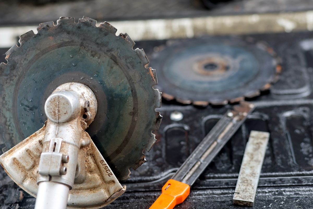 Se etter skader på sagbladene