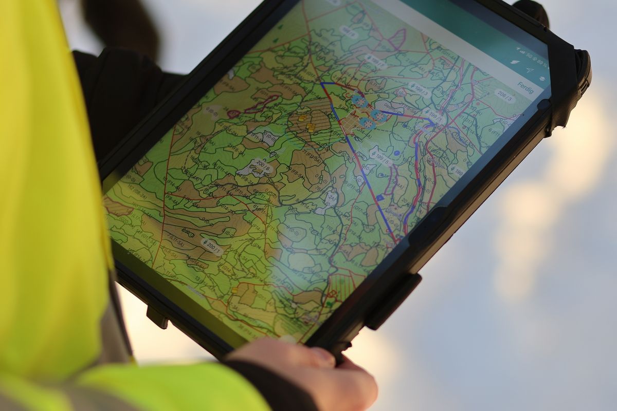 Nettbrett med kart og plan for aktivitet i skogen til en skogeier