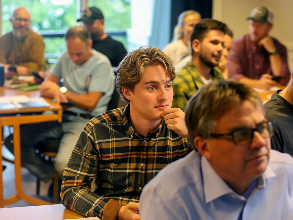 Rundt 70 «elever» deltok på Viken Skogs skogeierskole. Tilbakemeldingene er at det var nyttig og informativt å lære om blant annet skogøkonomi og et aktivt skogbruk.