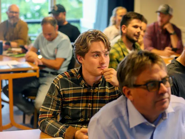 Rundt 70 «elever» deltok på Viken Skogs skogeierskole. Tilbakemeldingene er at det var nyttig og informativt å lære om blant annet skogøkonomi og et aktivt skogbruk.