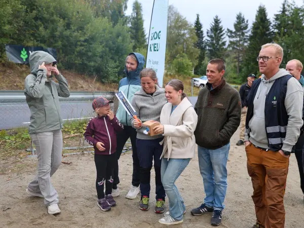 Viken Skog er i gang med høstens skogkvelder. Ved Stortjernet i Jevnaker kommune ble det pølser, fagprat, filing av ryddesager og lek for de minste. – Dette ble en kjempesuksess, sier Mari Pedersen i Viken Skog.
