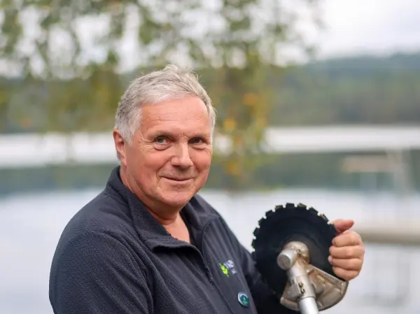 Sagbladet på ryddesaga må vedlikeholdes med jevne mellomrom. Tennene må files og vigges for å kunne gjøre en så god jobb med ungskogpleien som mulig. Slik gjør du det på 1-2-3.