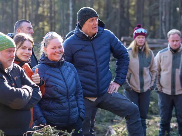 Tre menn og tre kvinner fra Viken Skog har tatt fatt på utdanningen som skogtekniker, et nytt tilbud ved Fagskolen Innlandet. – Dette virker som et veldig bra opplegg, sier Viil Flaata, som tar utdanningen ved siden av jobben som skogbruksleder i Numedal.