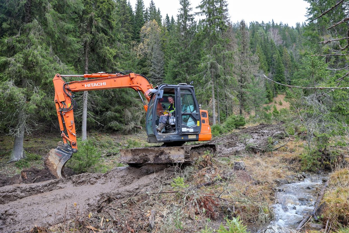 Erik Jonassen i gravemaskinen i Søtbakkdalen