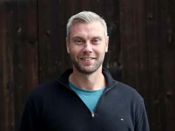 Stian Bakken, varaordfører på i Ringerike kommune, har takket ja til jobben som næringspolitisk rådgiver i Viken Skog. Det betyr at han må si fra seg vervet som varaordfører.