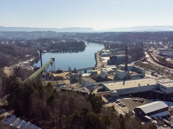 Ordførerne i Hole, Ringerike, Jevnaker, Krødsherad og Modum har sammen med næringslivet og fagbevegelsen sendt et opprop og en bønn til regjeringen. Det handler om å sørge for fortgang i saksbehandlingen av den planlagte trefibermassefabrikken i Treklyngen Industripark.