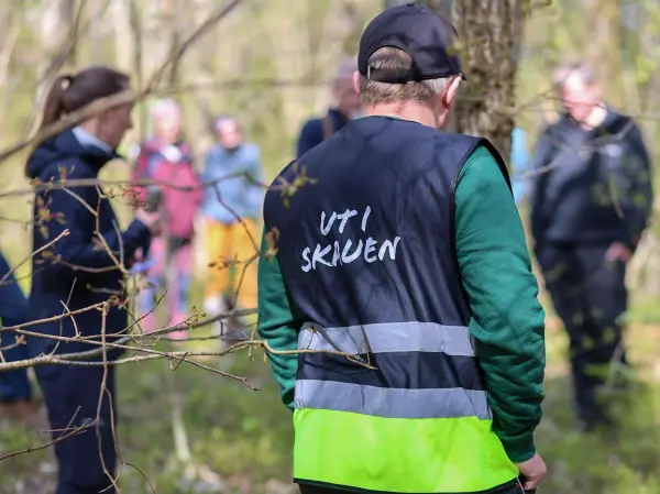 Årets første Ut i skauen fant sted 27. april, en solrik søndag. Mange hadde tatt fatt på våronna og kunne ikke delta på arrangementet, men det ble likevel en folksom, hyggelig og lærerik dag for alle som kom. Forsømte flater, som den bak gjengen på dette bildet, var blant temaene.