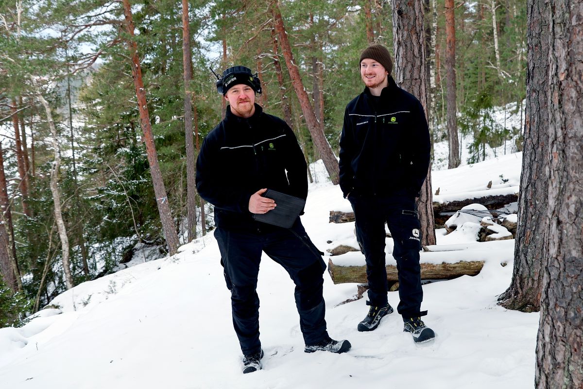 Hogstmaskinfører Geir Atle Wiik og lassbærerfører Emil Elfman i furuskogen på Vestnebba i Ås kommune