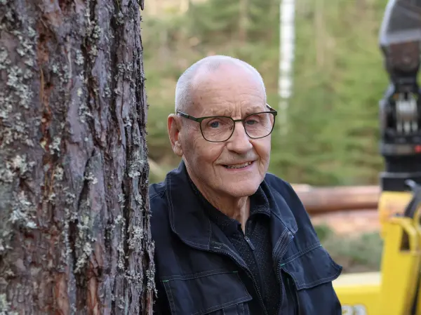 Noen går av med førtidspensjon. Ole Henrik har derimot ingen planer om å gi seg som skogsarbeider selv om han fyller 86 år i august.